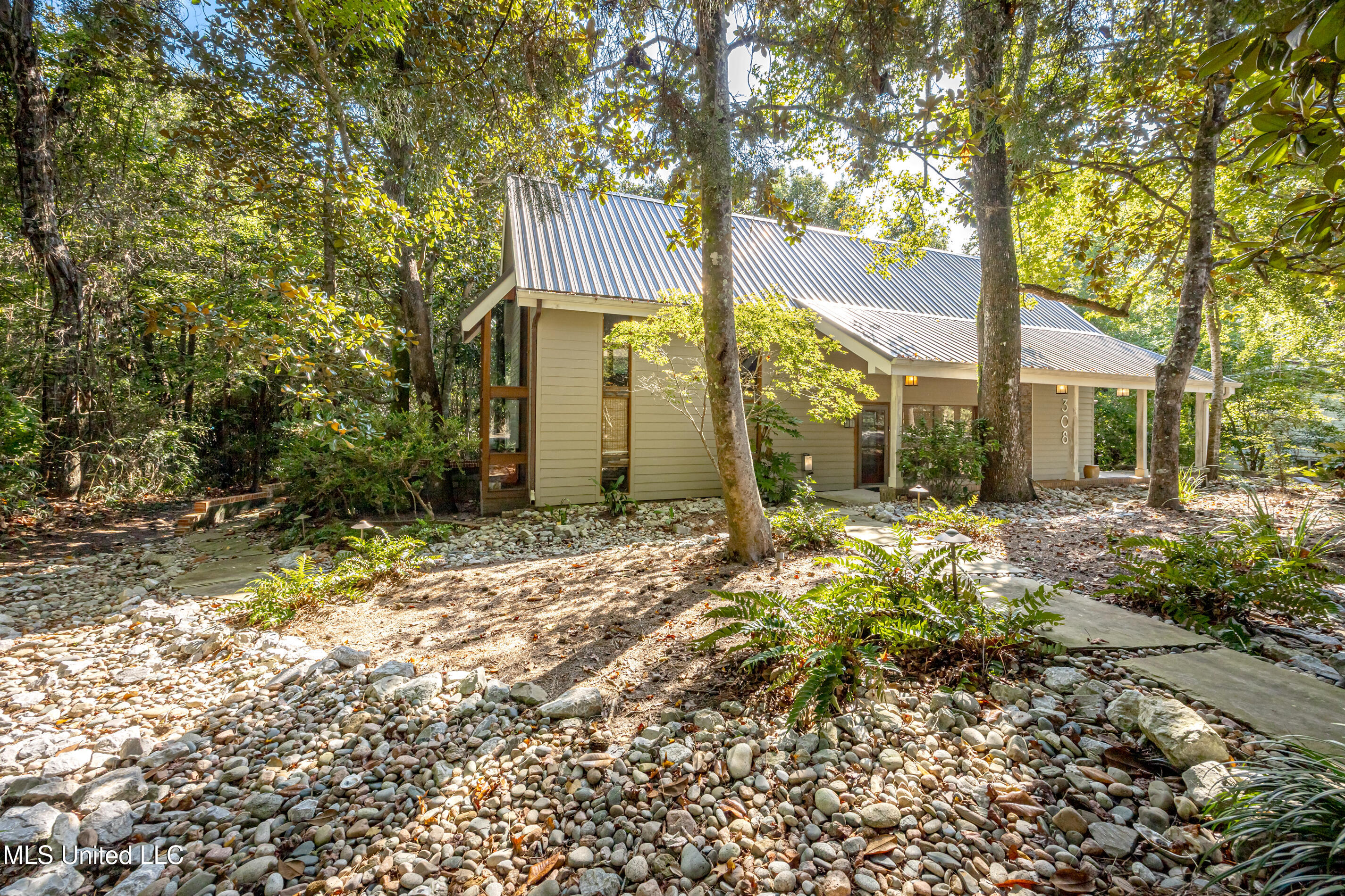 308 Lovers Lane Ocean Springs, MS 39564 - Photo 4 of 103 IMG_3148