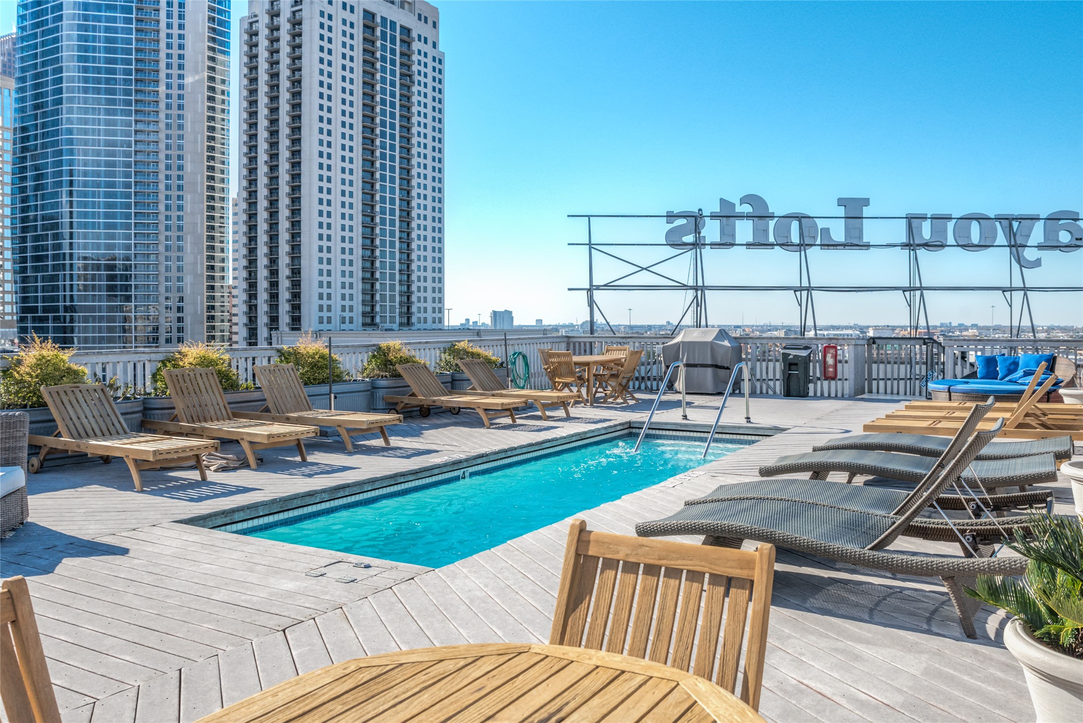 915 Franklin Street, Unit 9L Houston, TX 77002 - Photo 40 of 50 Downtown views from the rooftop pool