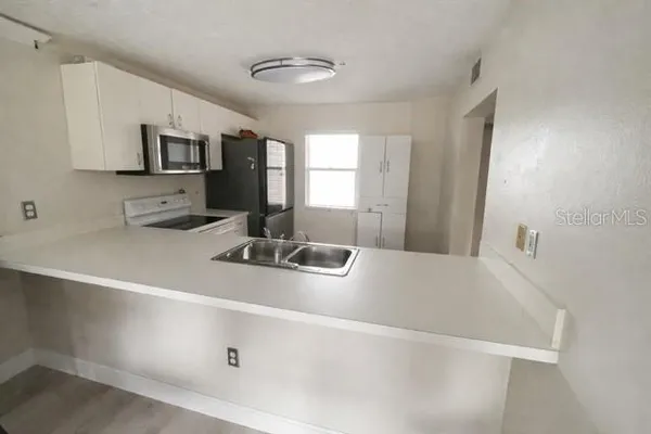 $1,995 | 9030 Lake Pl Lane, Tampa, FL 33634