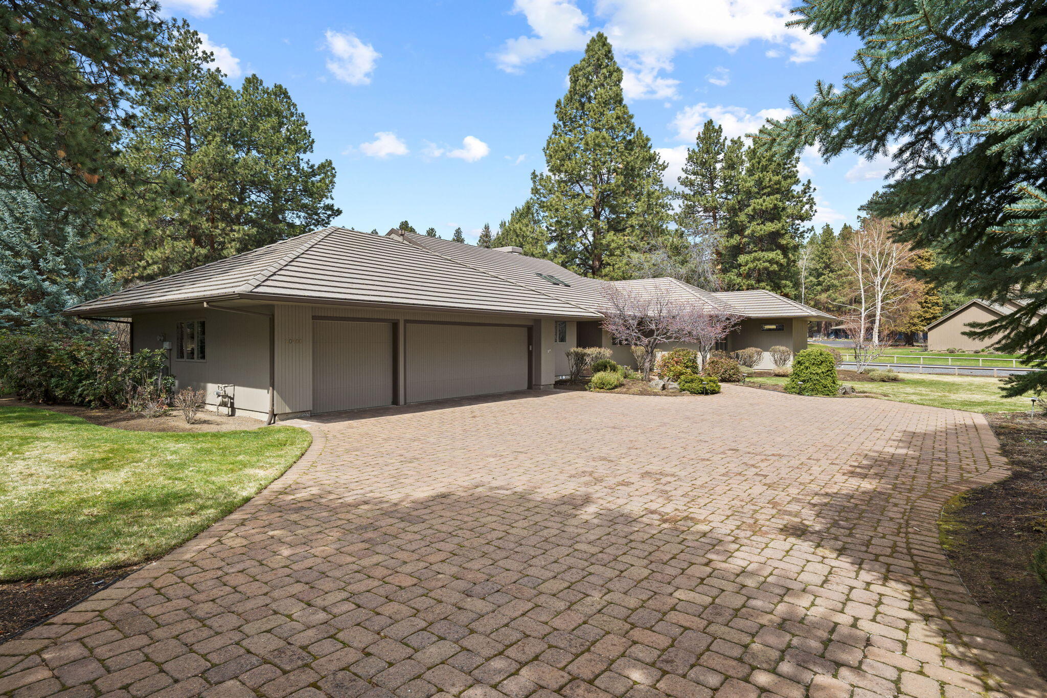20400 Keystone Court Bend, OR 97702 - Photo 3 of 87 2 Keystone
