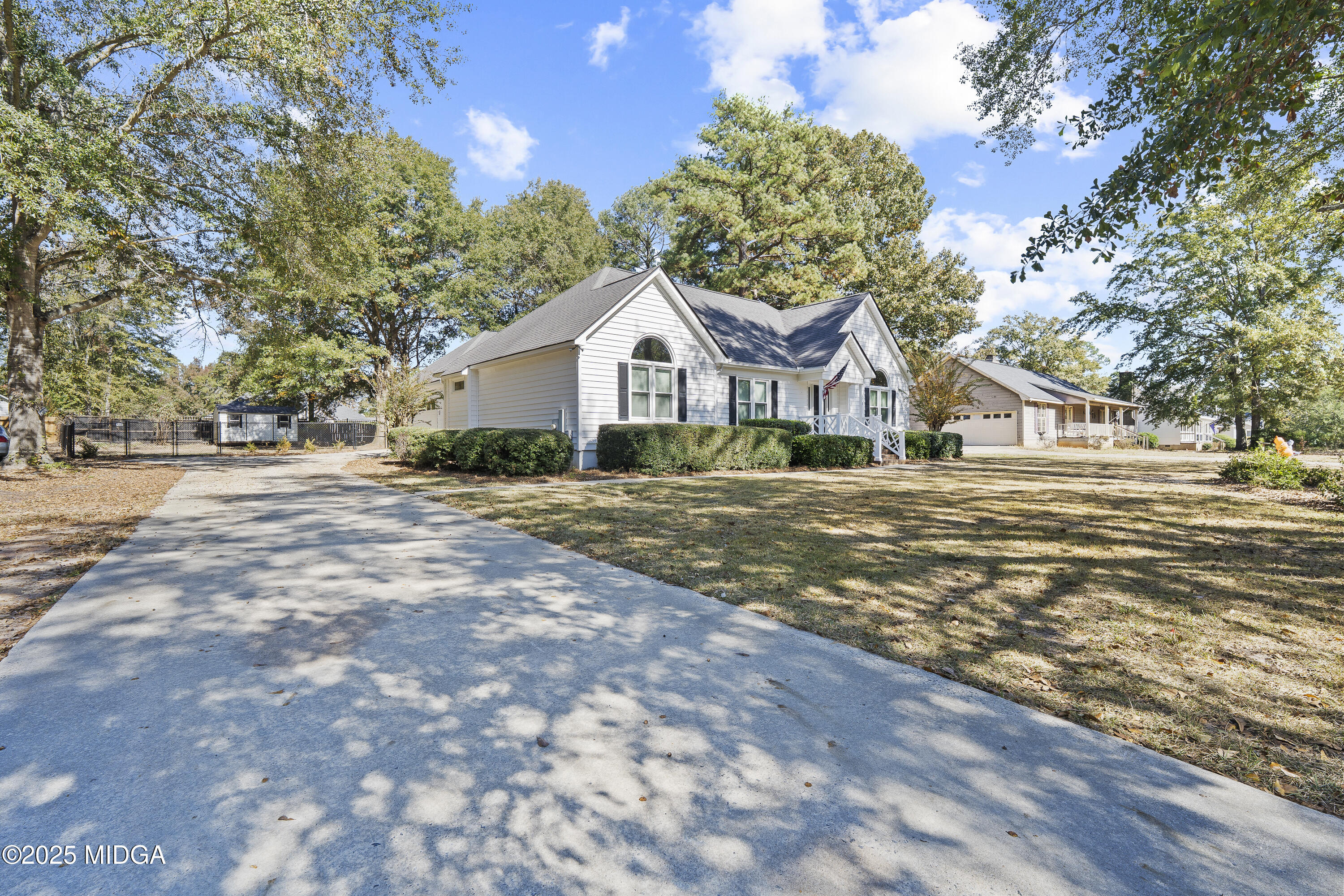 113 Ridge Circle Macon, GA 31216 - Photo 2 of 36 113 Ridge Cir-04686