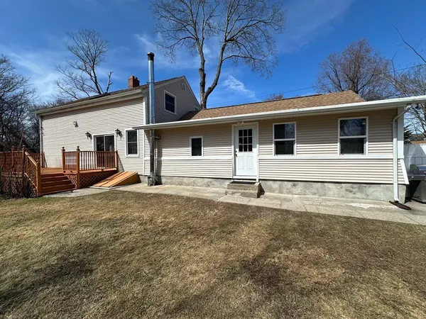 a view of a house with a yard