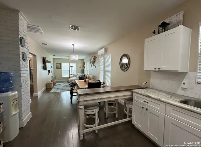 $2,100 | 422 South Olive Street, San Antonio, TX 78203