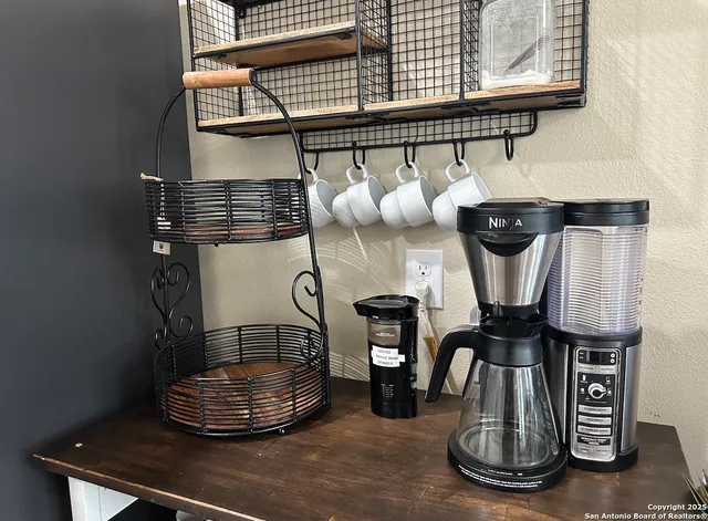 $2,100 | 422 South Olive Street, San Antonio, TX 78203