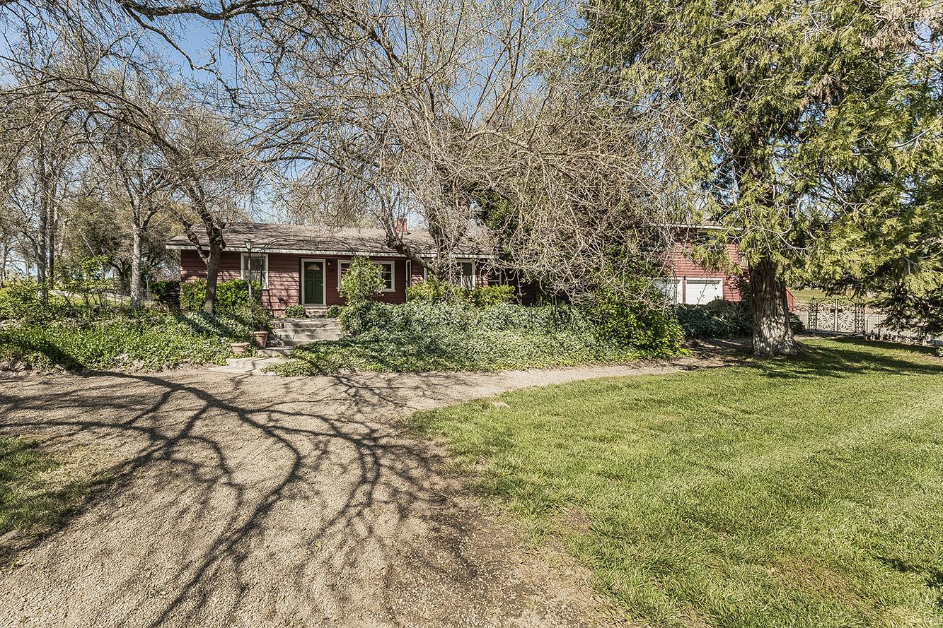 31638 Lodge Road Auberry, CA 93602 - Photo 4 of 90 a backyard of a house with table and chairs