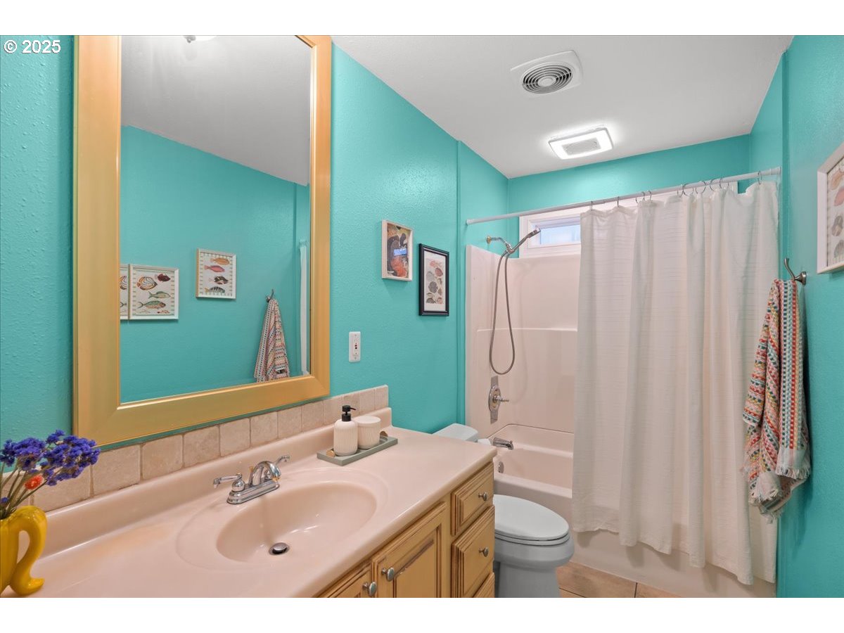 15930 Southwest Colony Place Portland, OR 97224 - Photo 26 of 47 Bathroom, Attached
