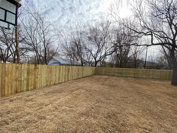 $1,725 | 104 East Forest Avenue, Sherman, TX 75090