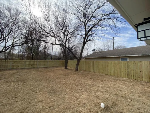 $1,725 | 104 East Forest Avenue, Sherman, TX 75090