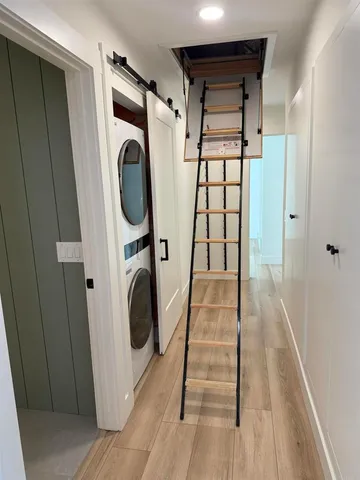 a view of entryway with washer and dryer
