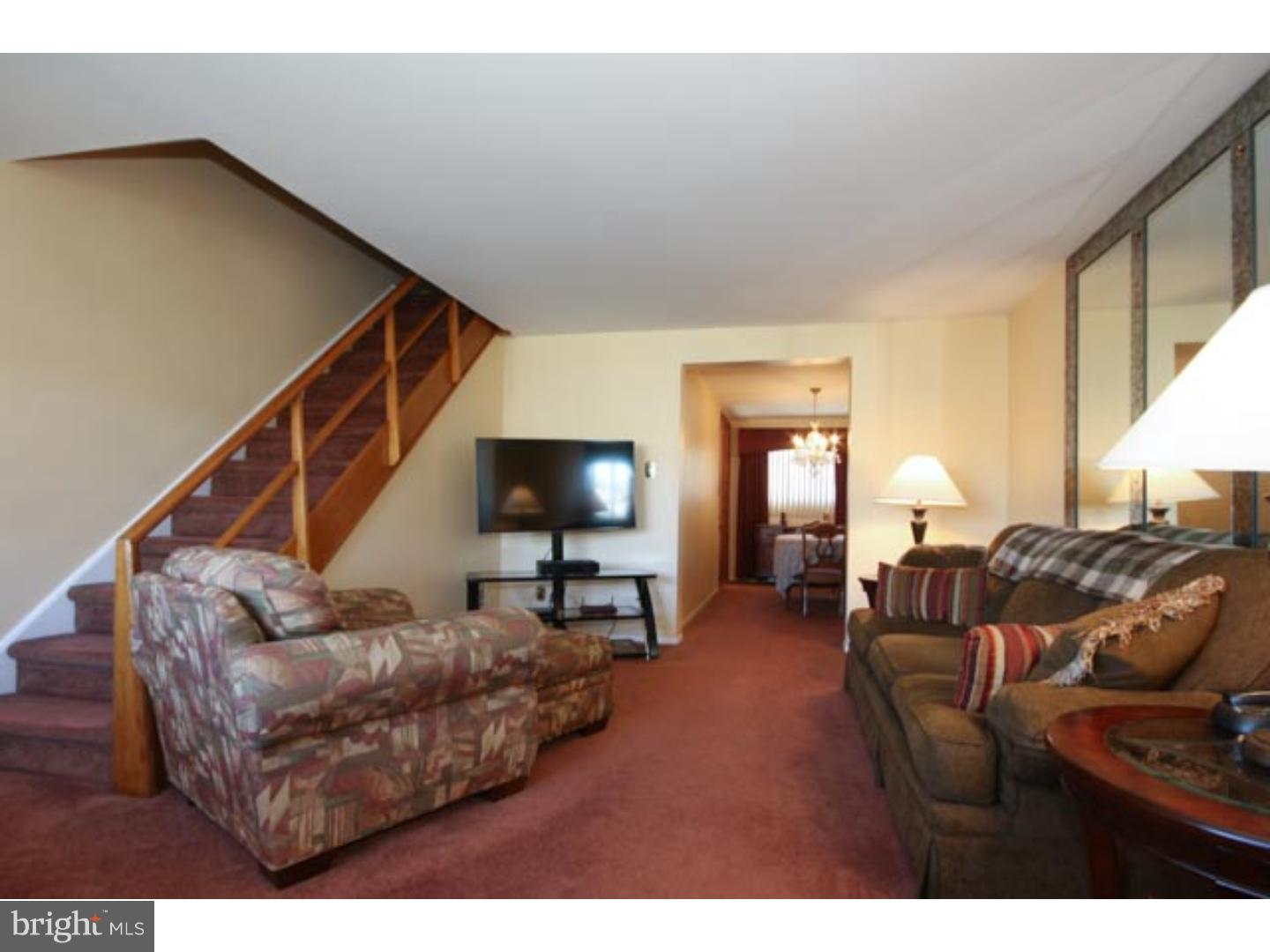 4521 Aberdale Road Philadelphia, PA 19136 - Photo 3 of 25 Living Room