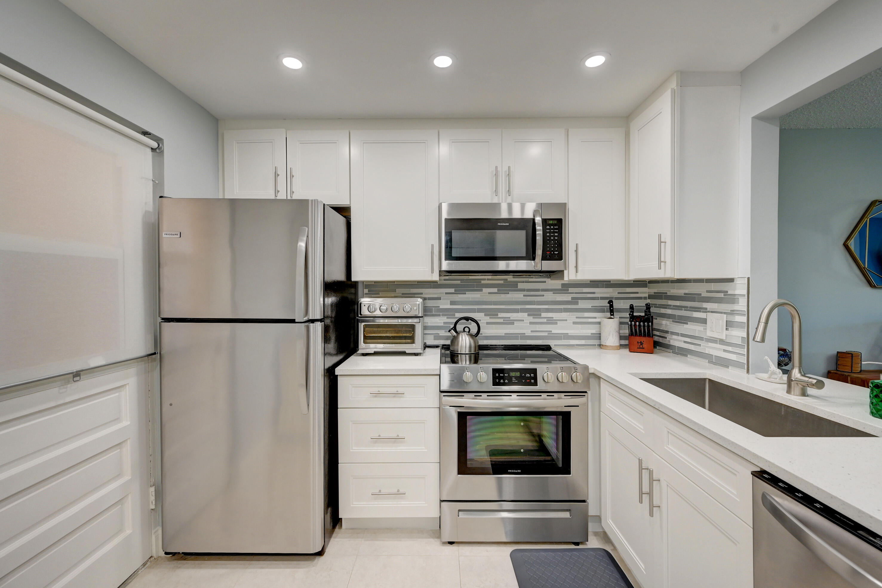5201 Northwest 2nd Avenue, Unit 212 Boca Raton, FL 33487 - Photo 3 of 24 KITCHEN