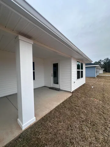 a view of a house with backyard