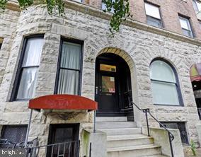 1115 North Calvert Street Baltimore, MD 21202 - Photo 2 of 35 a view of building with a balcony and fireplace