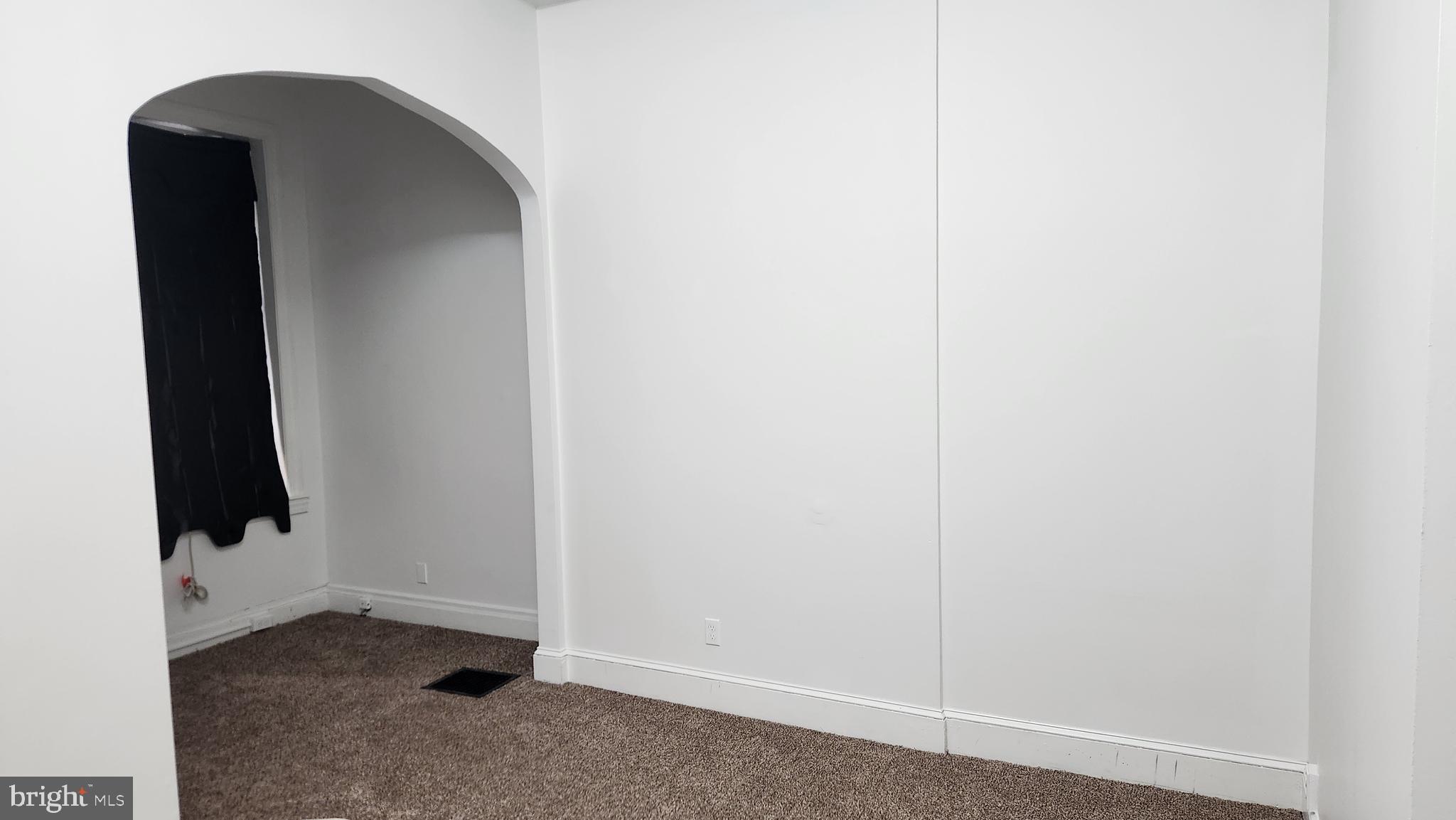 1115 North Calvert Street Baltimore, MD 21202 - Photo 7 of 35 an empty room with mirror