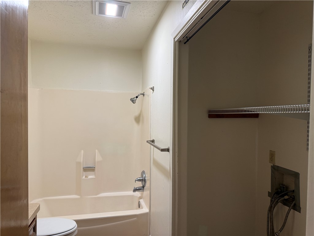 514 East 30th Street, Unit B1 Bryan, TX 77803 - Photo 14 of 17 Hall full bath with washer/dryer connections