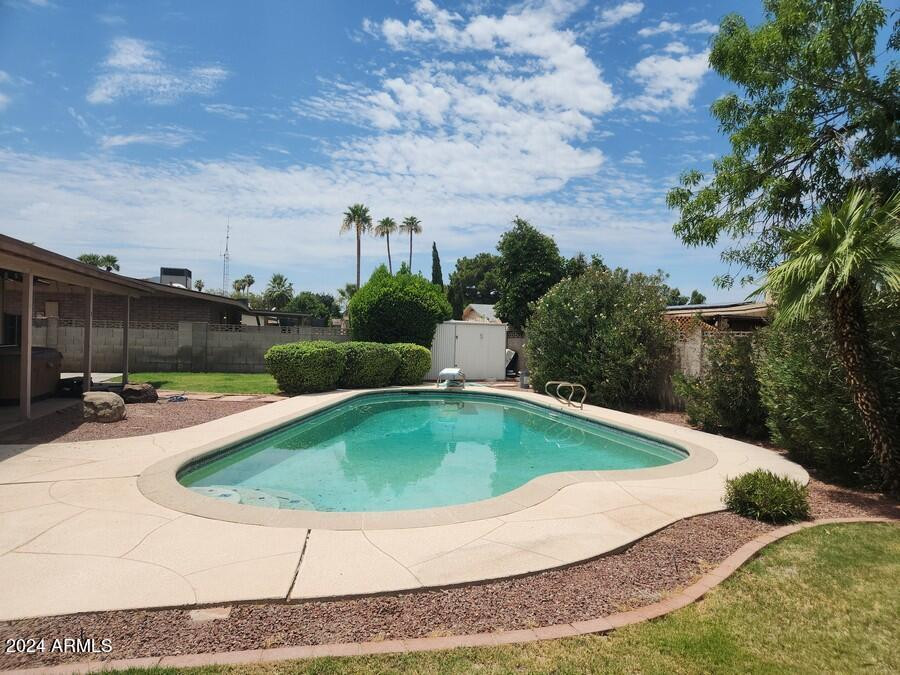 4330 West Royal Palm Road Glendale, AZ 85302 - Photo 20 of 21 a view of a swimming pool with a yard