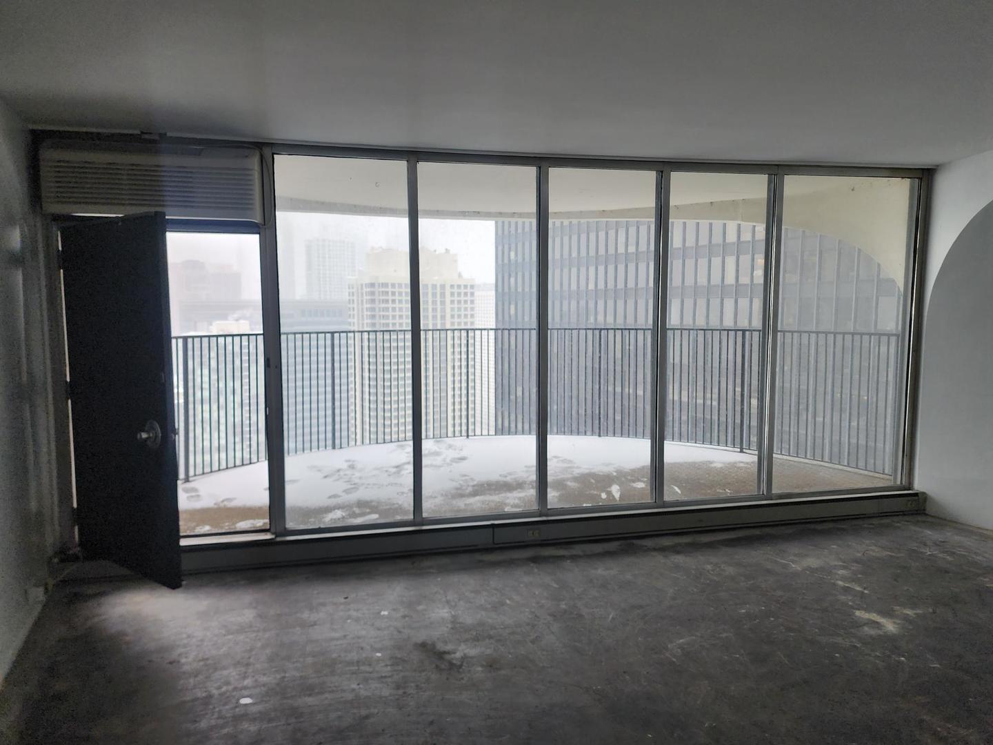 300 North State Street, Unit 4629 Chicago, IL 60654 - Photo 2 of 10 a view of room with floor to ceiling window