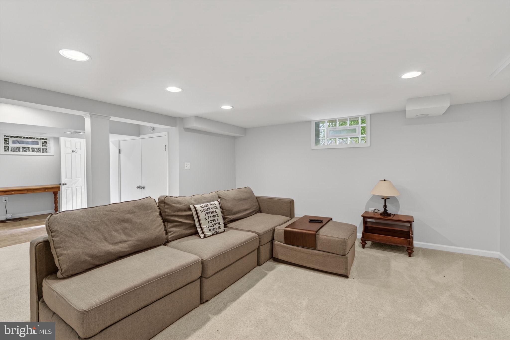 158 Hopkins Road Baltimore, MD 21212 - Photo 36 of 68 a living room with furniture
