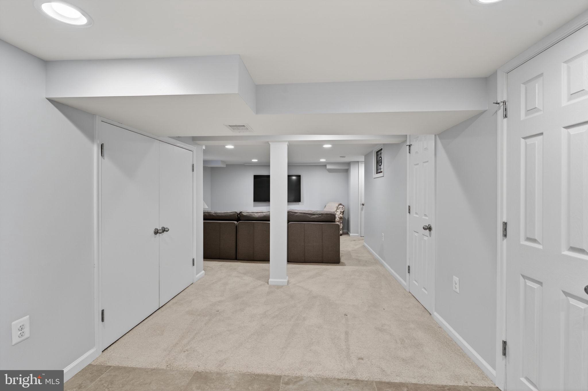 158 Hopkins Road Baltimore, MD 21212 - Photo 40 of 68 a large white room with a large mirror