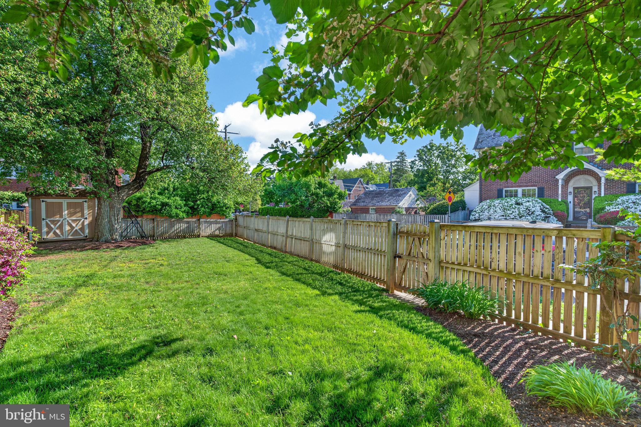 158 Hopkins Road Baltimore, MD 21212 - Photo 47 of 68 Lush green yard with a charming fence.
