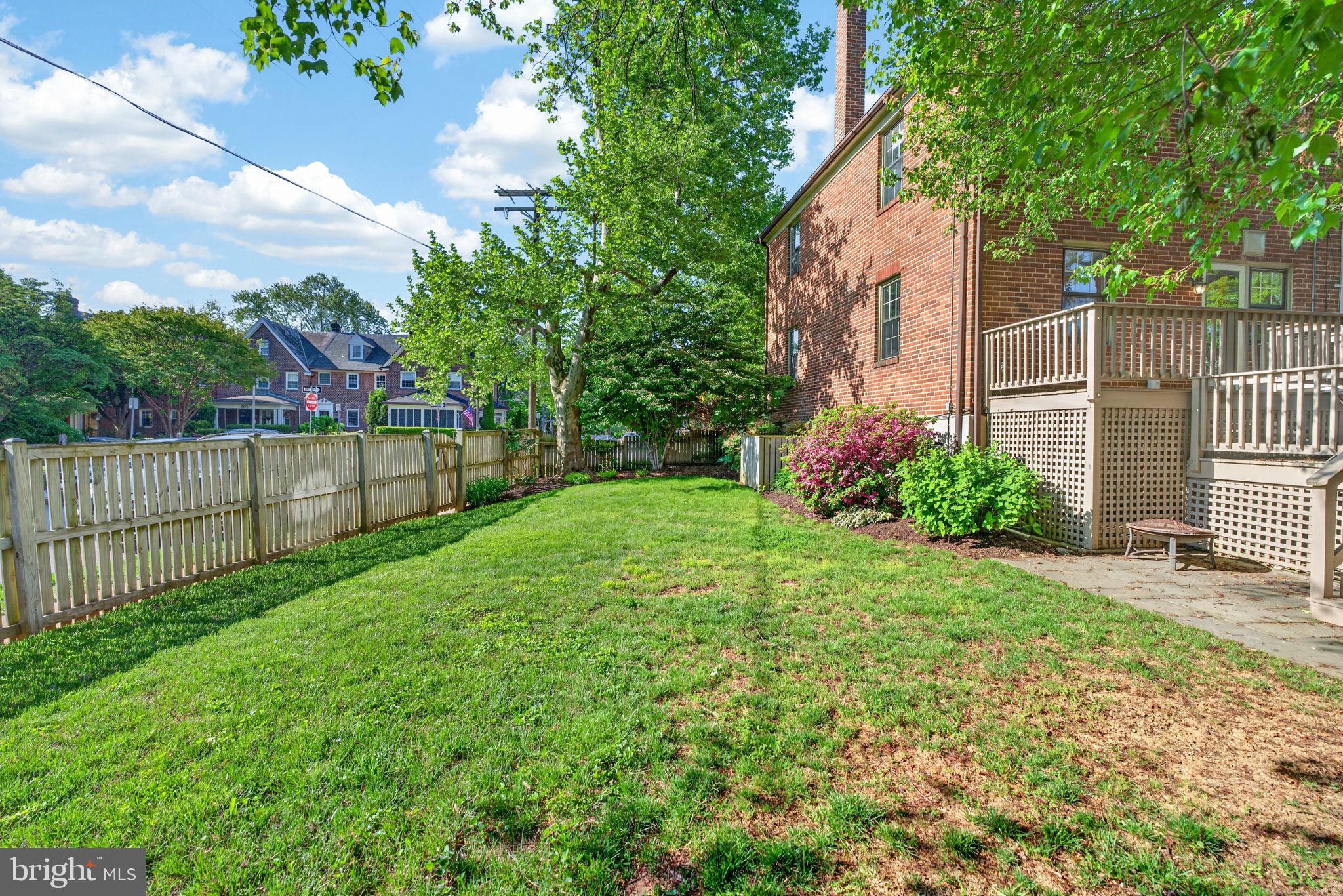 158 Hopkins Road Baltimore, MD 21212 - Photo 49 of 68 a view of a backyard with plants and large trees