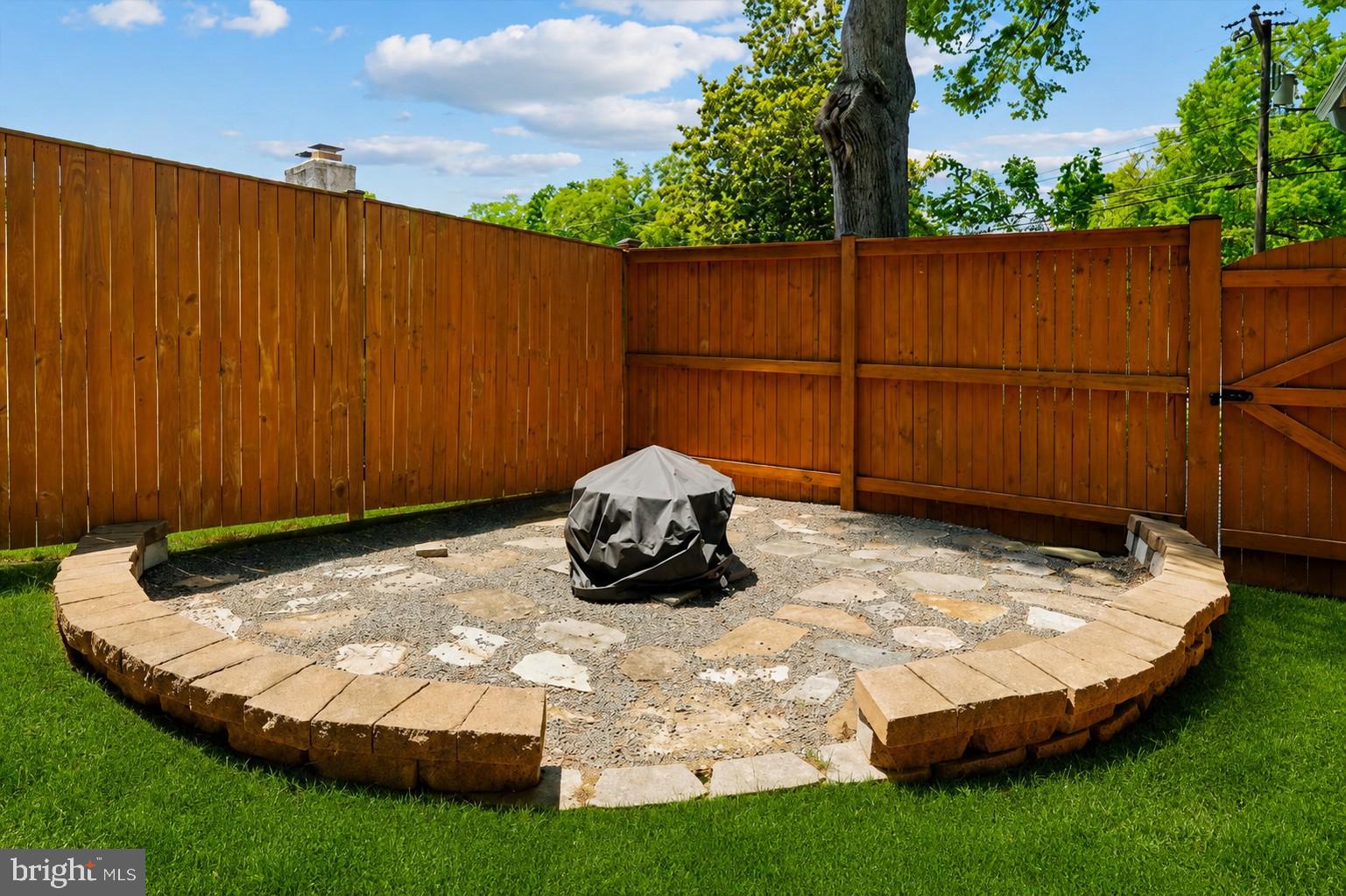2305 Londonderry Road Alexandria, VA 22308 - Photo 12 of 20 Firepit