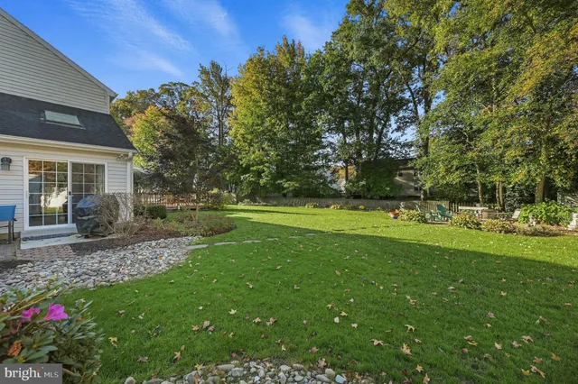 a view of a house with backyard
