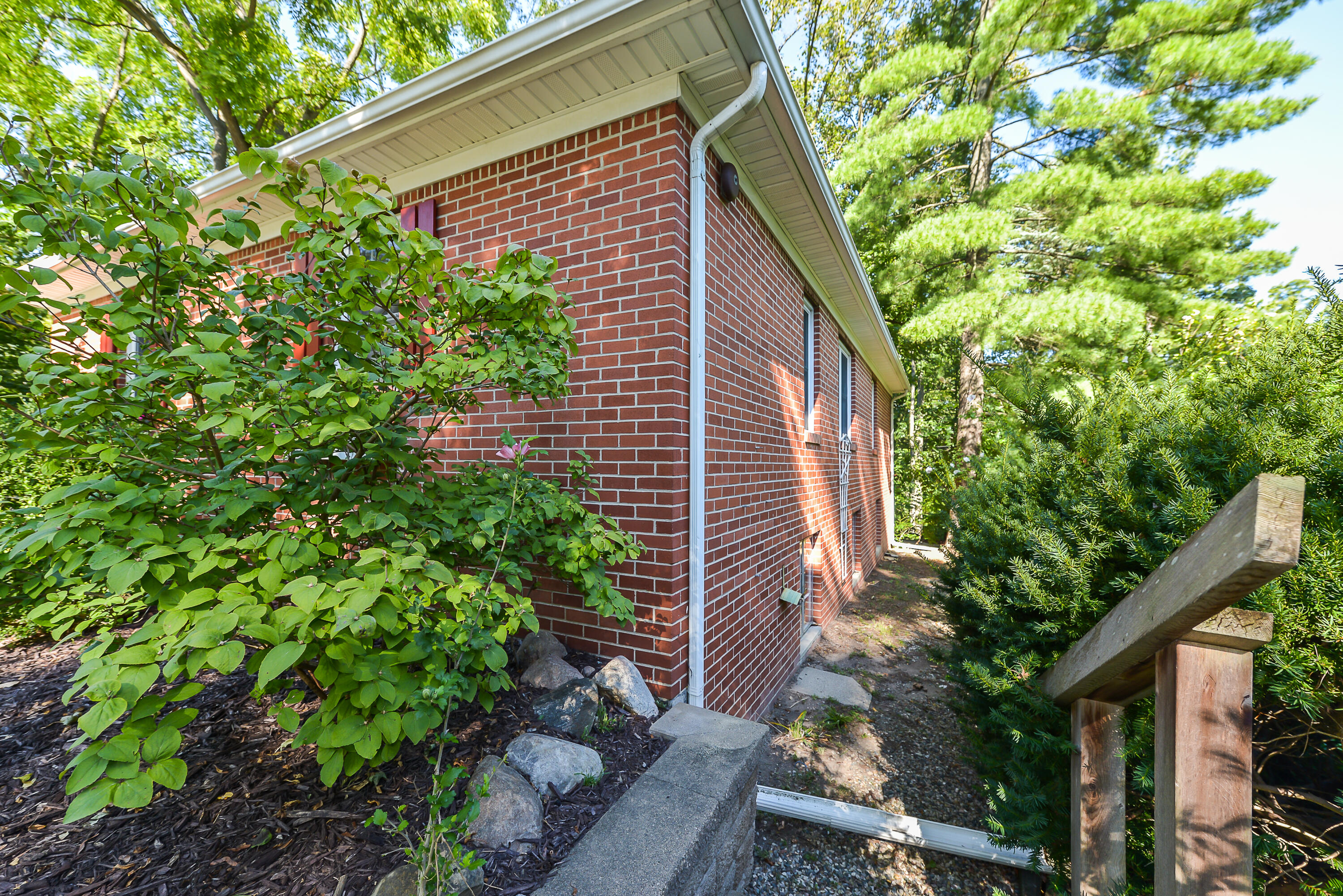 308 Pine Ridge Street Ann Arbor, MI 48103 - Photo 55 of 62 Side path to back