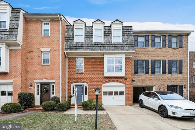 $815,000 | 2940 Oakborough Square, Oakton, VA 22124