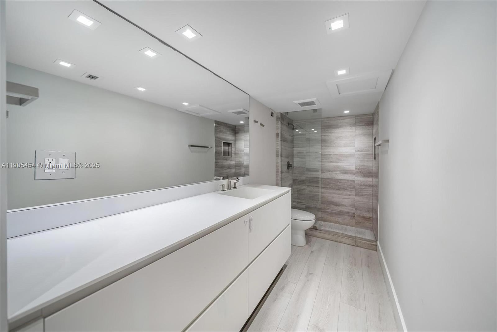 2301 Collins Avenue, Unit 1414/1415 Miami Beach, FL 33139 - Photo 14 of 40 a bathroom with a bathtub and a sink