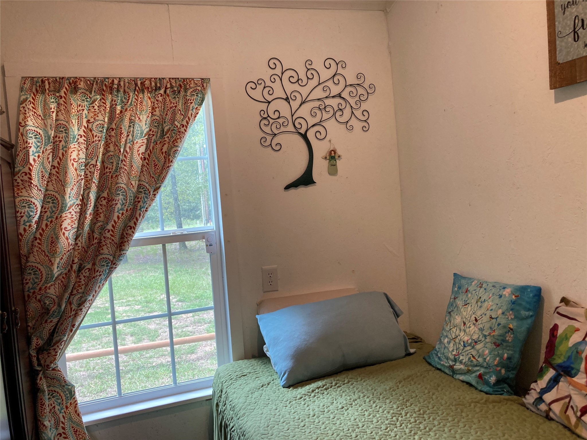 204 Knottypine Livingston, TX 77351 - Photo 19 of 30 a room with a bed and a window