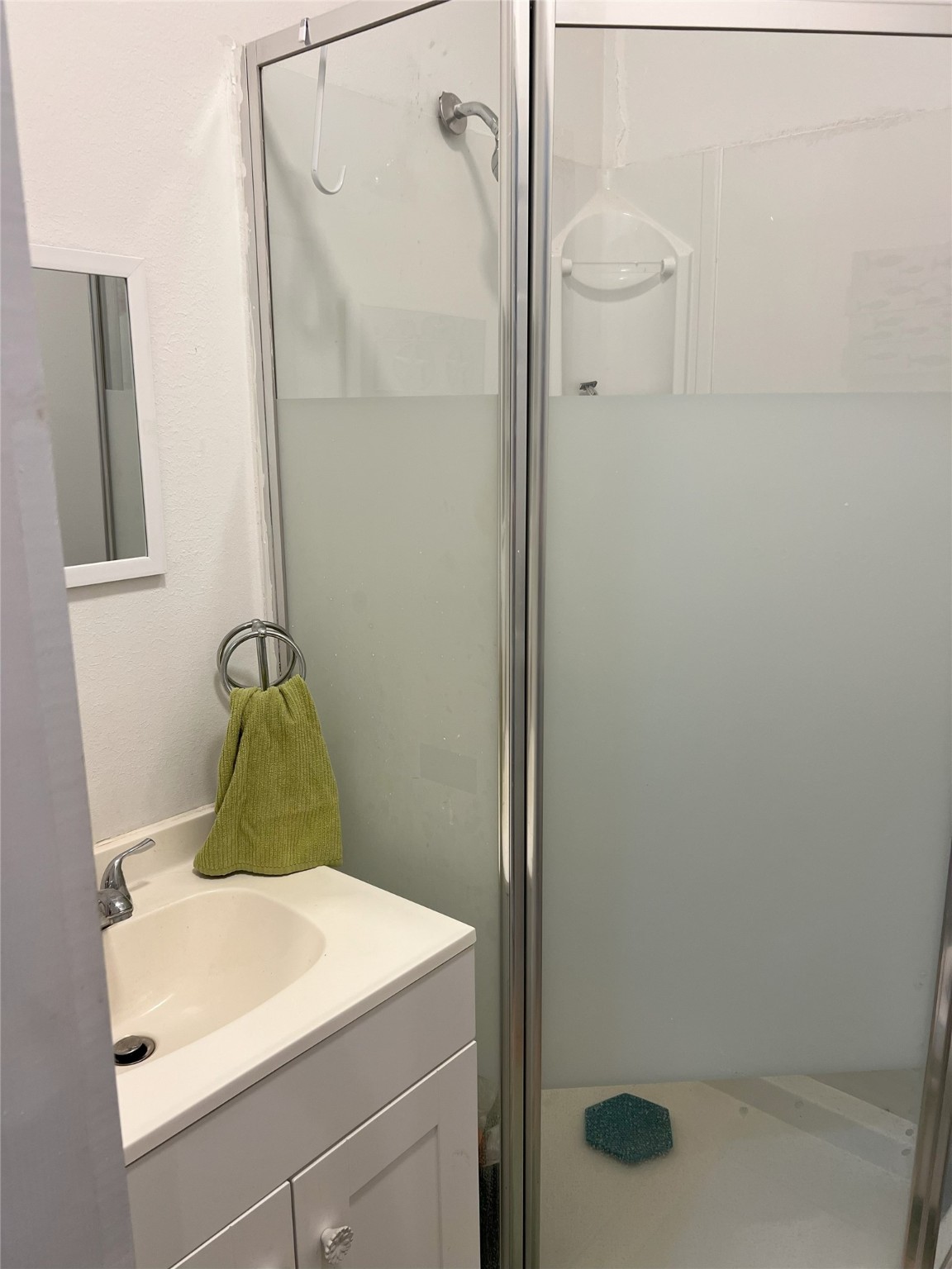 204 Knottypine Livingston, TX 77351 - Photo 22 of 30 a bathroom with a sink and vanity