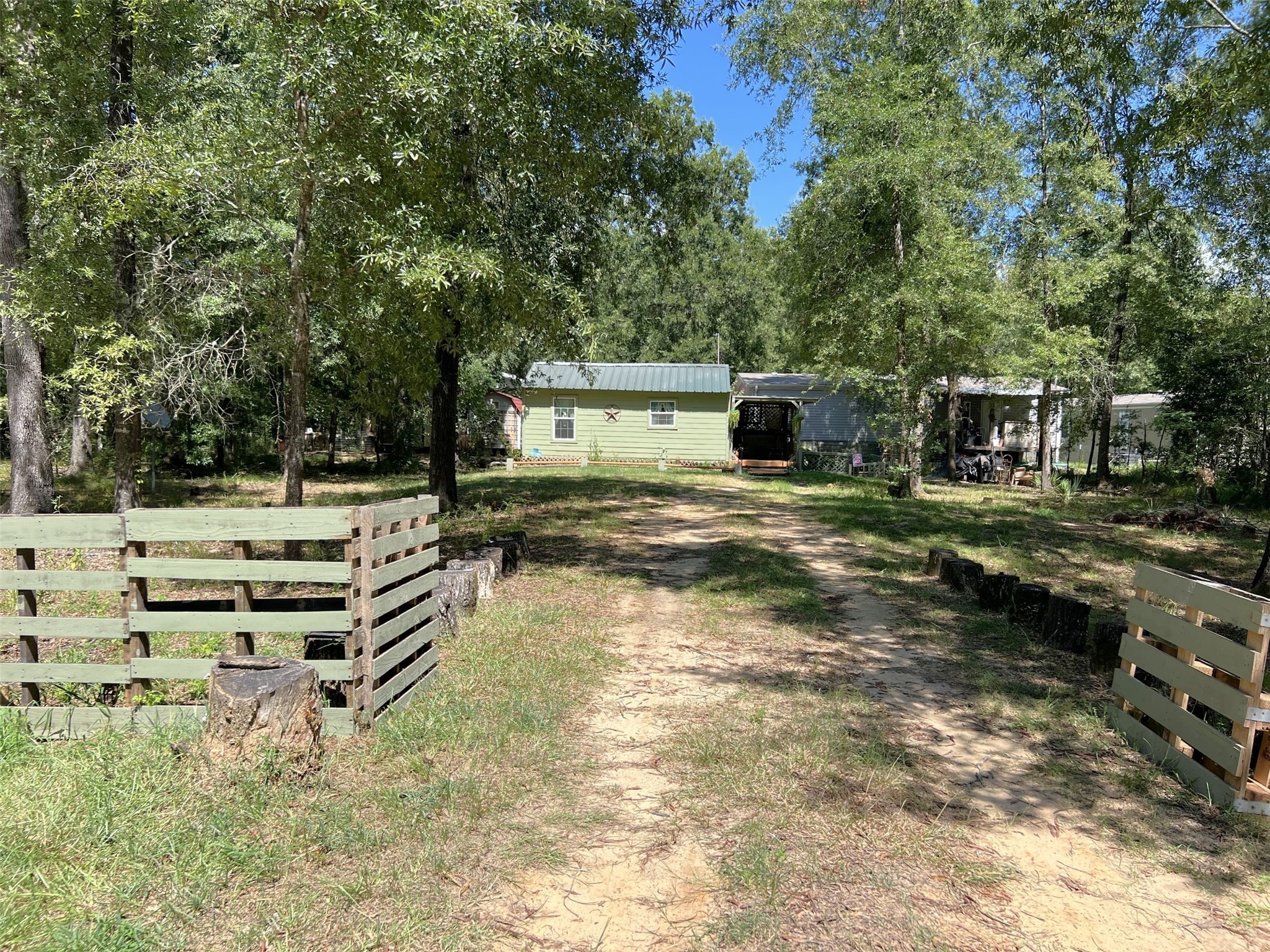 204 Knottypine Livingston, TX 77351 - Photo 4 of 30 a view of a backyard with chairs and a stove