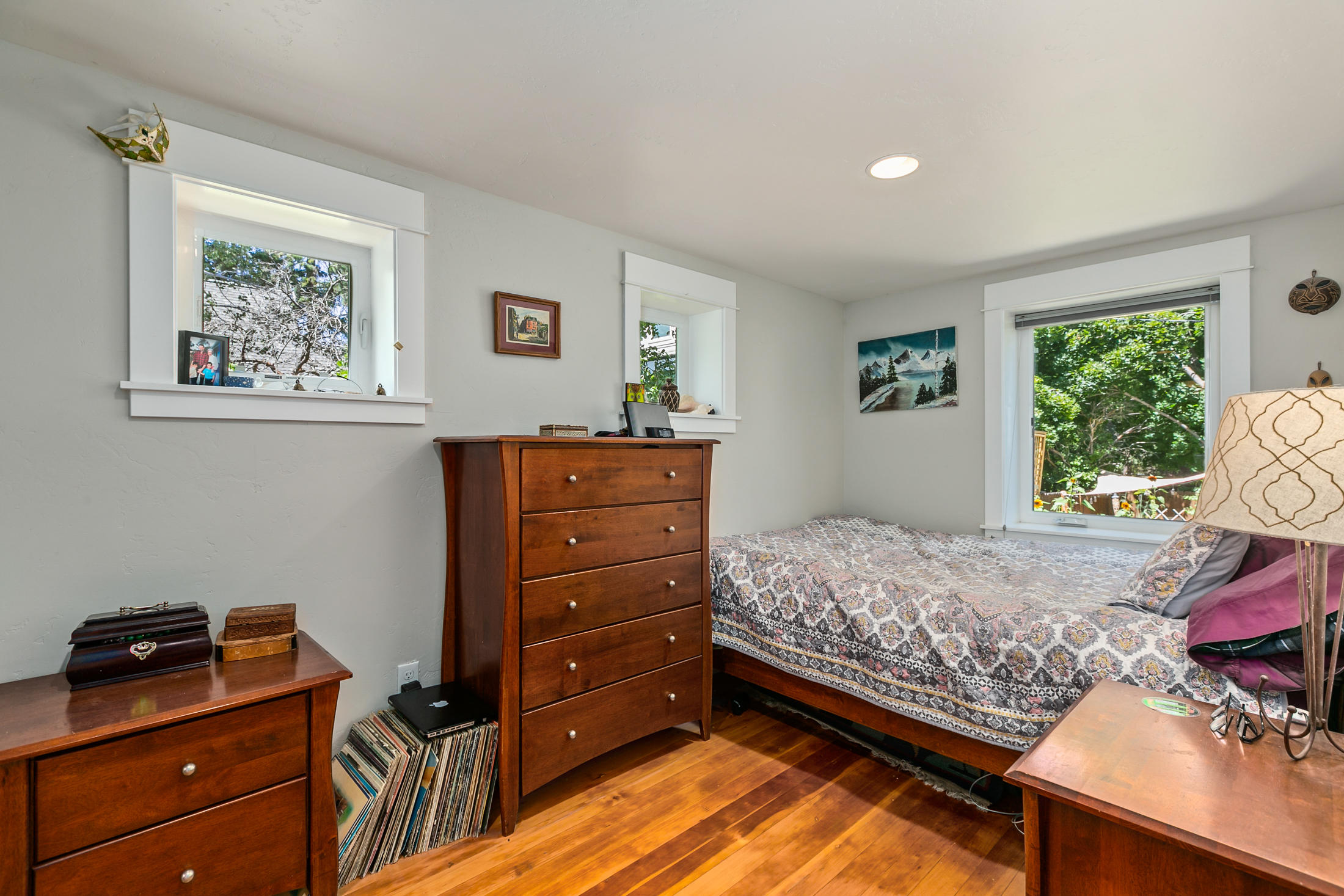 42 Northwest Gordon Road Bend, OR 97703 - Photo 12 of 27 Main level bedroom