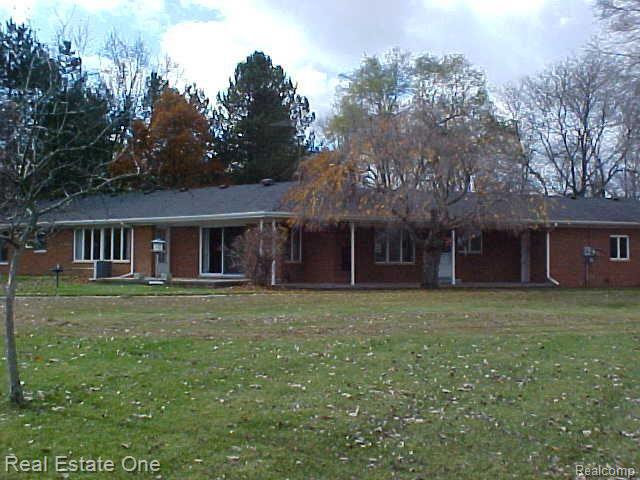 1901 South Garner Road Milford, MI 48380 - Photo 6 of 25 Lots of patio room