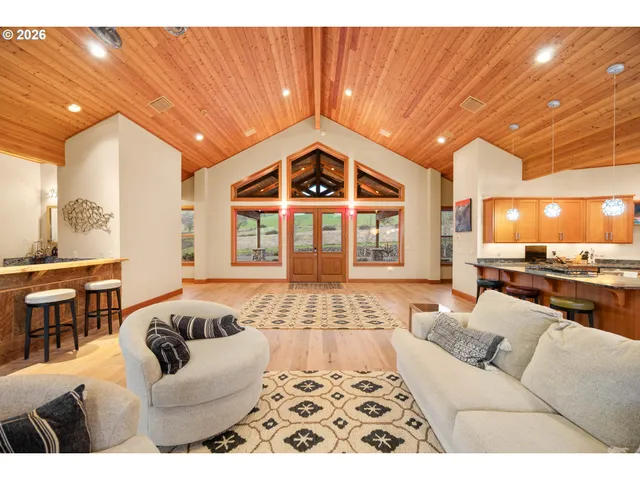 $1,099,000 | 230 Anderson Lane, Roseburg, OR 97470