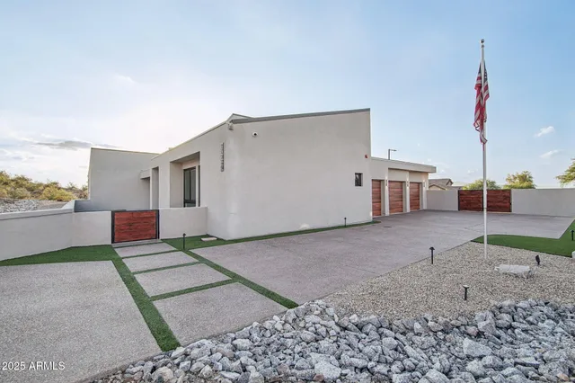 a view of a house with a backyard