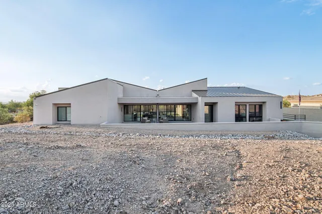 a view of a house with backyard and porch
