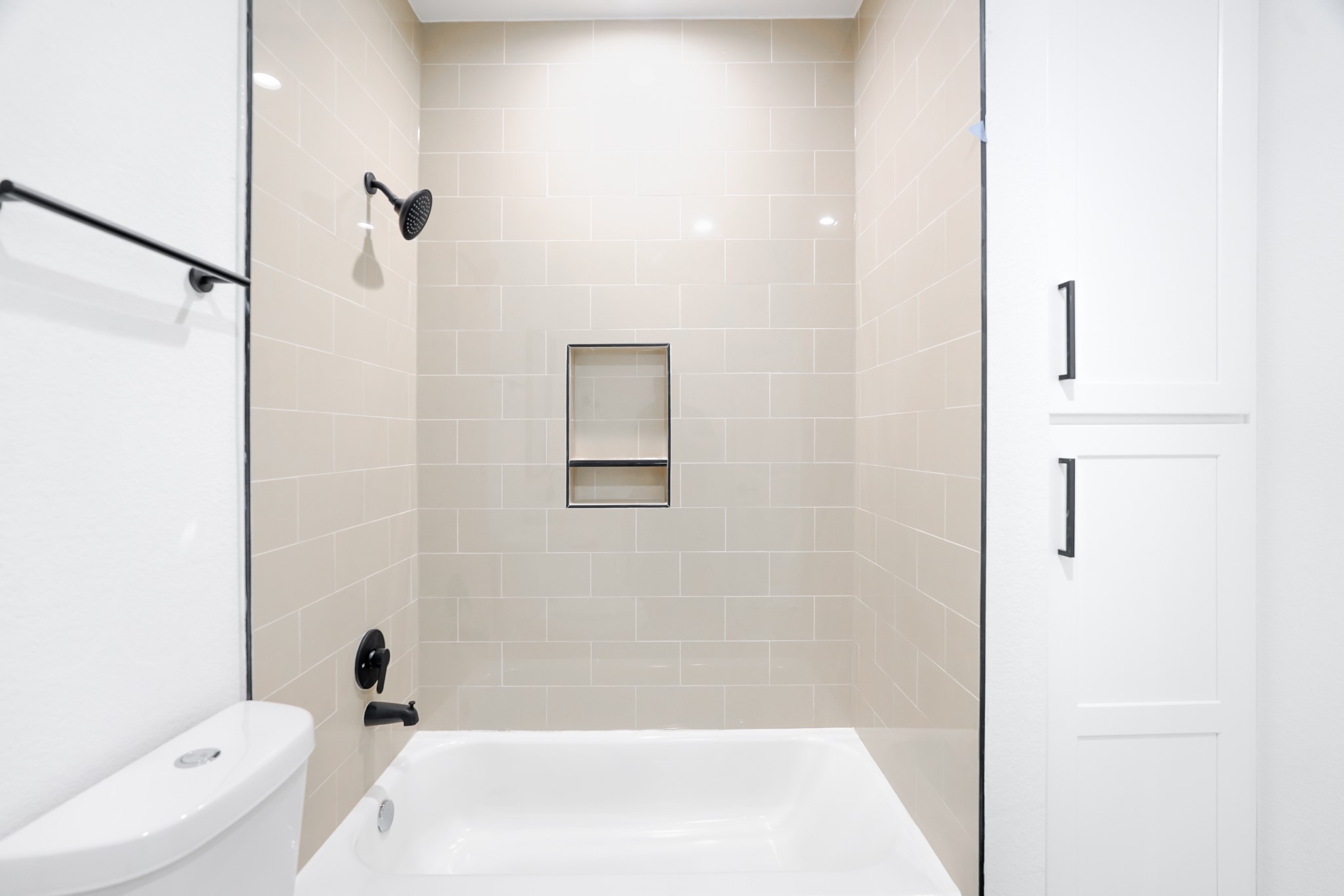 7903 Sunnyhill Street Houston, TX 77088 - Photo 22 of 33 a bathroom with a bathtub and shower