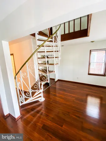 a view of a livingroom with hardwood floor and a ceiling fan
