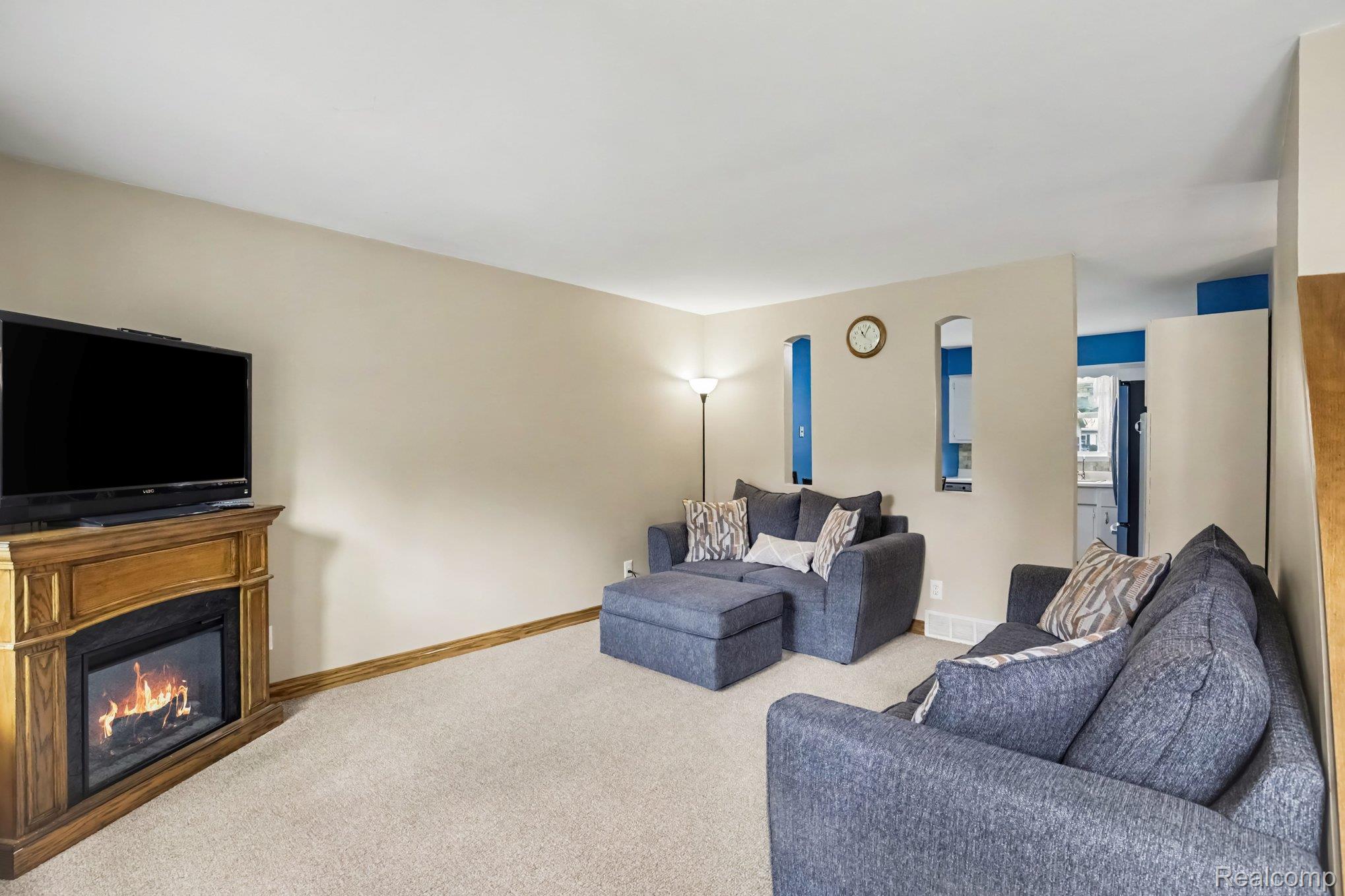 4726 Rosedale Court Clarkston, MI 48348 - Photo 4 of 30 Living room