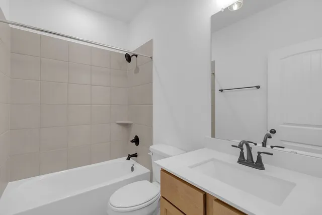 a view of a livingroom with a ceiling fan