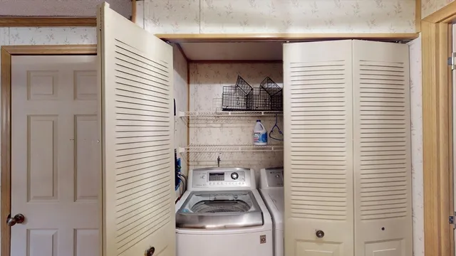 a view of empty room with window