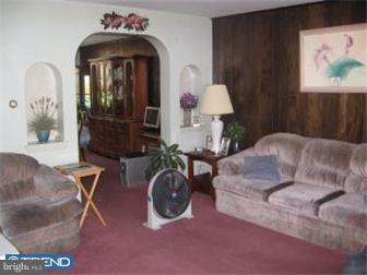 120 Ashton Road Upper Darby, PA 19082 - Photo 3 of 10 Living Room