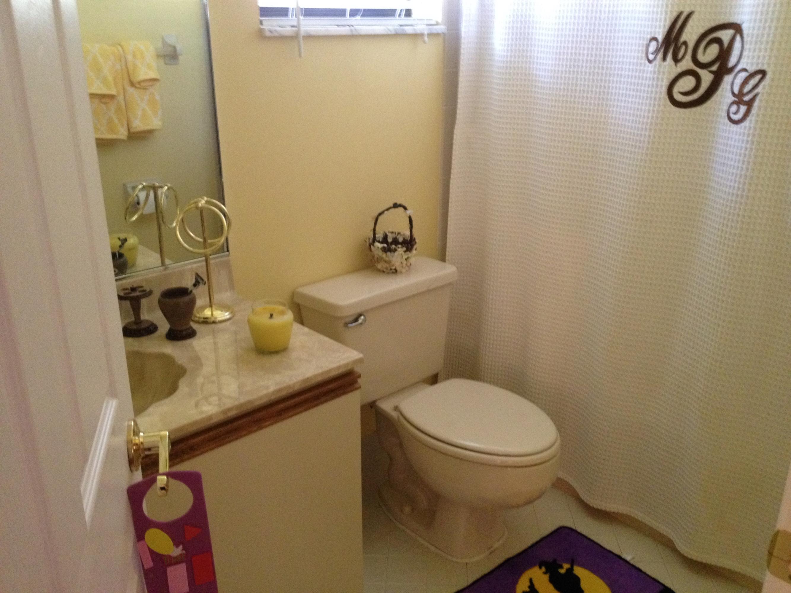 8029 West Country Club Boulevard Boca Raton, FL 33487 - Photo 20 of 28 Guest Bathroom