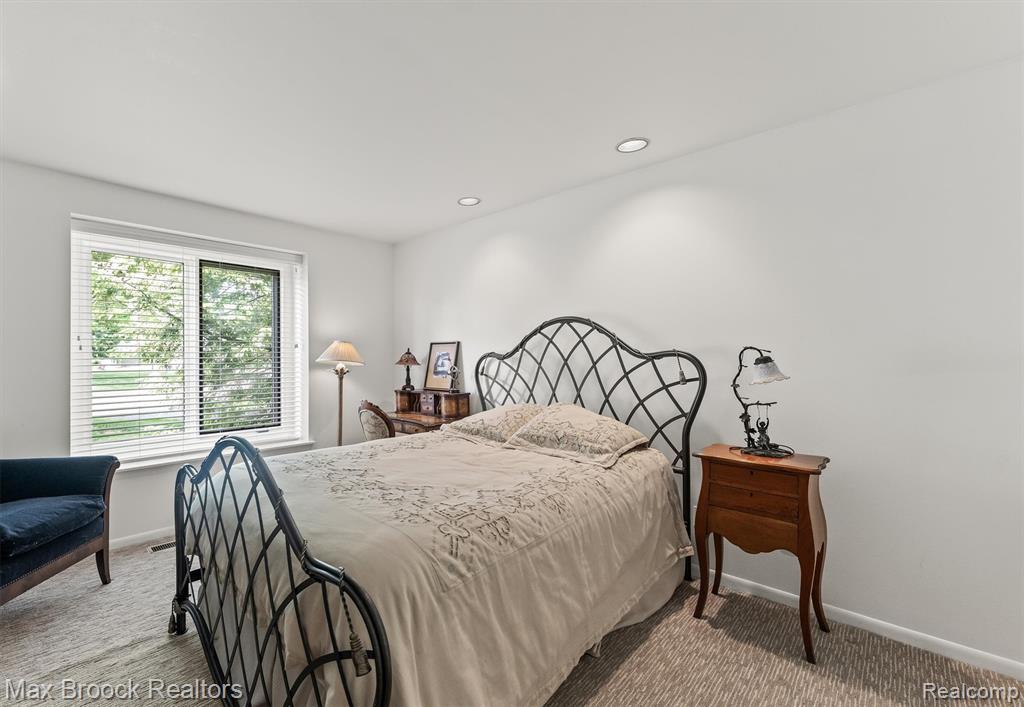 5725 Ridgewood Road West Bloomfield, MI 48322 - Photo 26 of 43