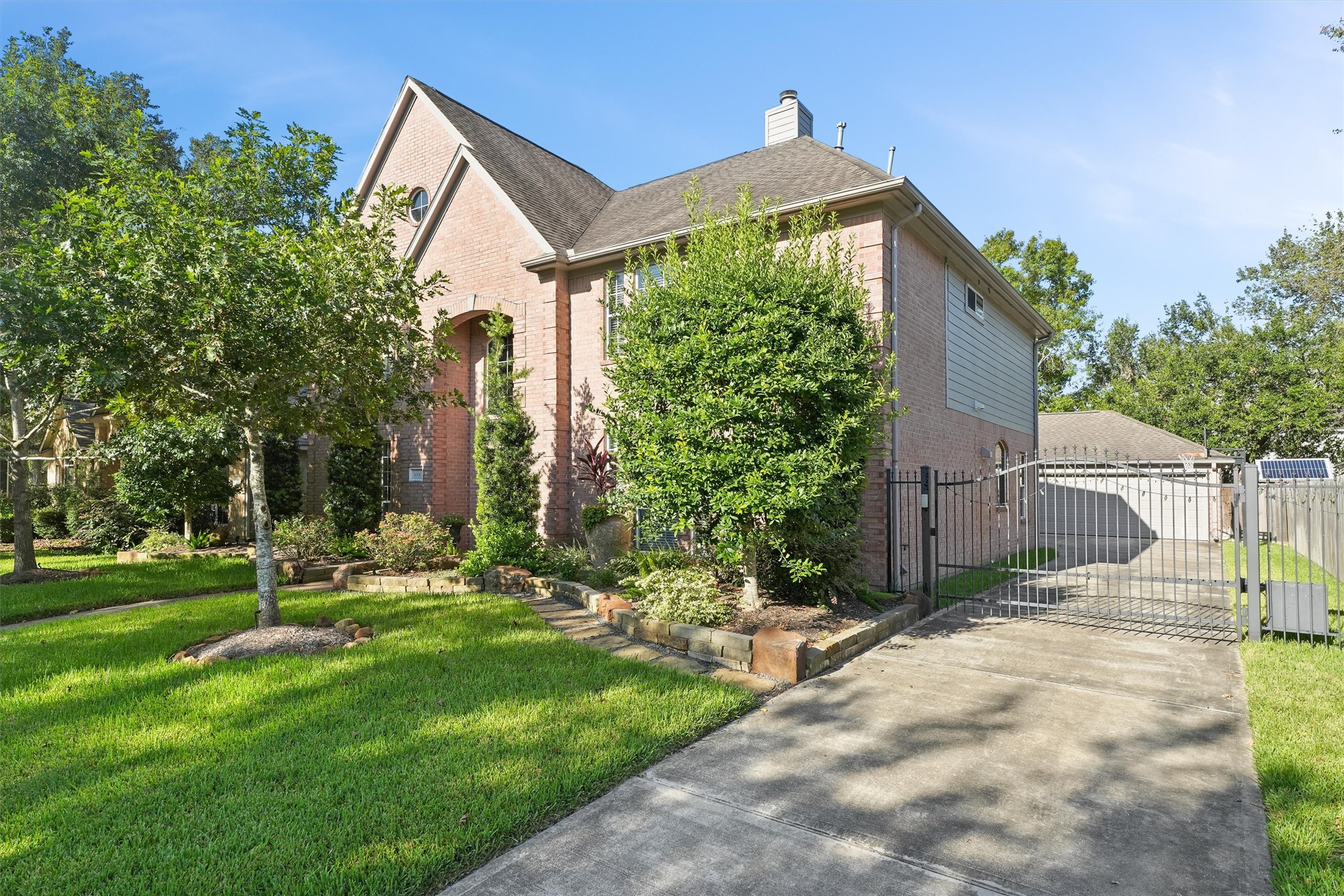 3006 Rothbury Drive Pearland, TX 77584 - Photo 2 of 28 a front view of a house with garden