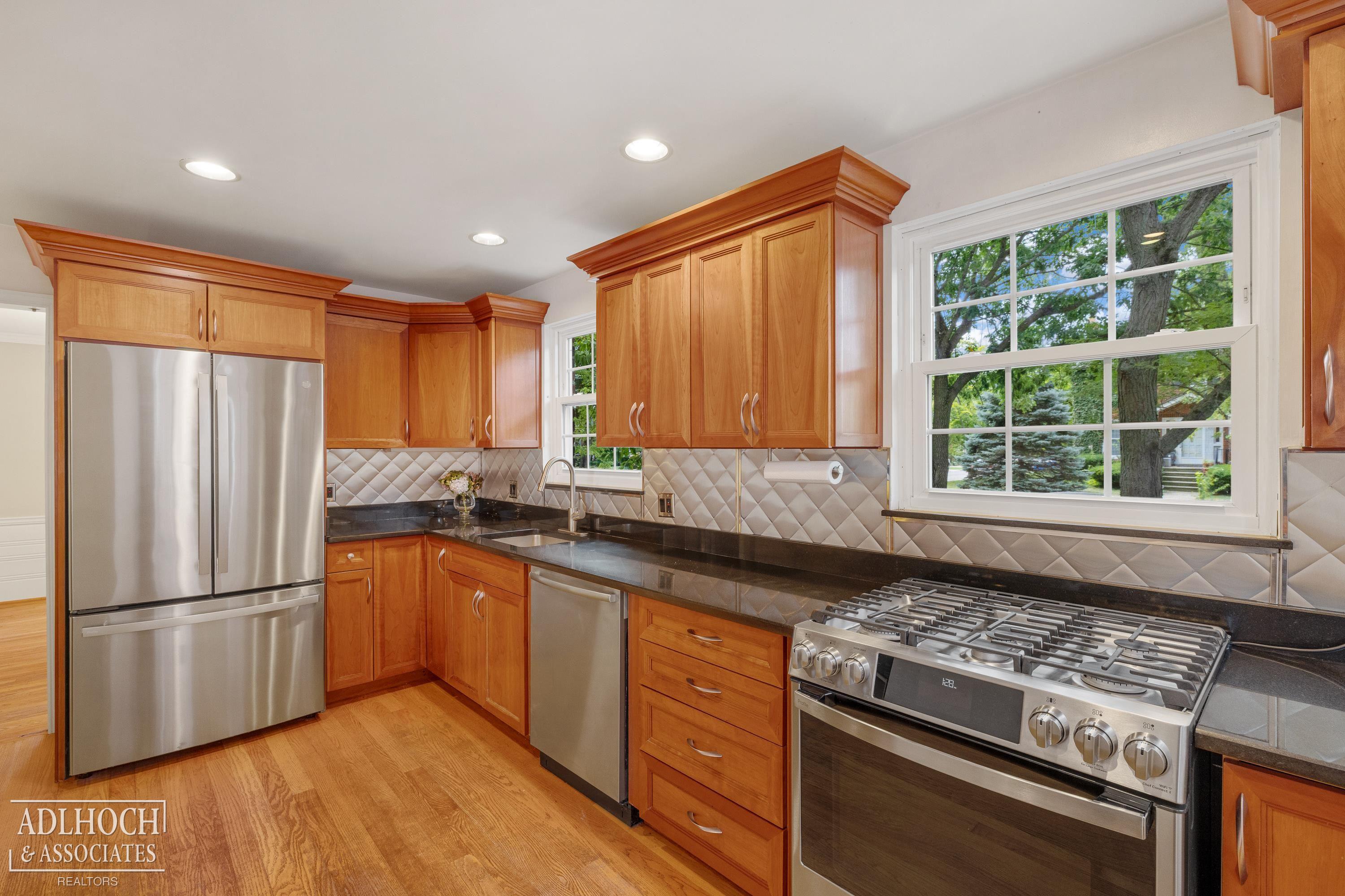 380 Merriweather Road Grosse Pointe Farms, MI 48236 - Photo 4 of 25