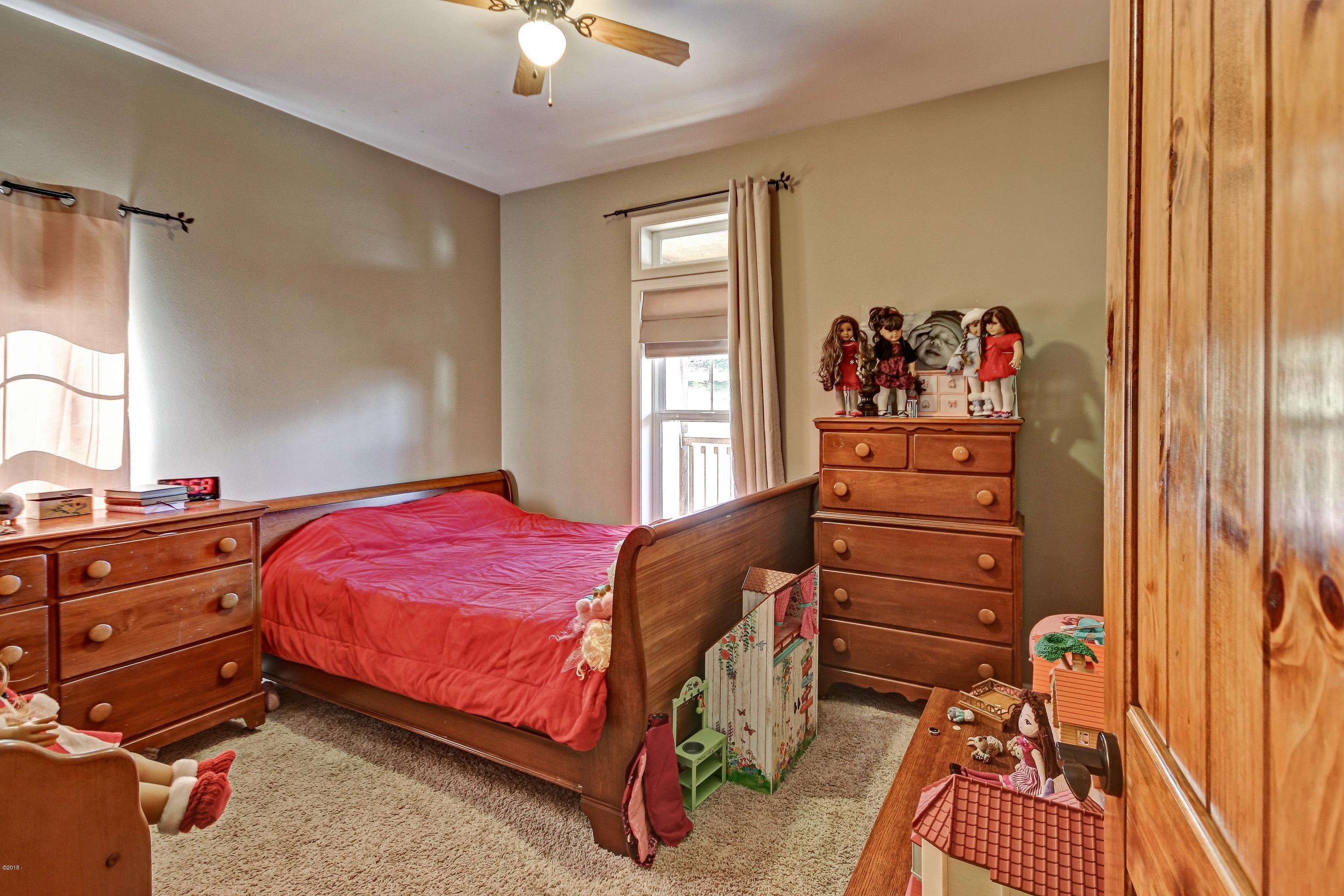 225 Elk City Road Toledo, OR 97391 - Photo 27 of 42 Guest Bedroom