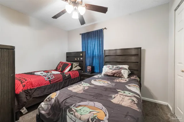 a view of entryway with a walls